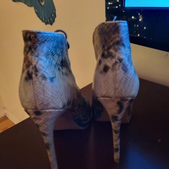 SHOES - Picture 2 of 3
